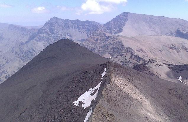 Vista del Cerro de los Machos desde el Veleta. Al fondo, Alcazaba y Mulhacén.