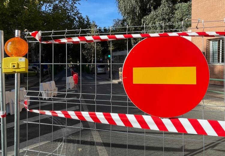 Señalización y vallas que impiden el acceso a la Avenida de Cervantes.