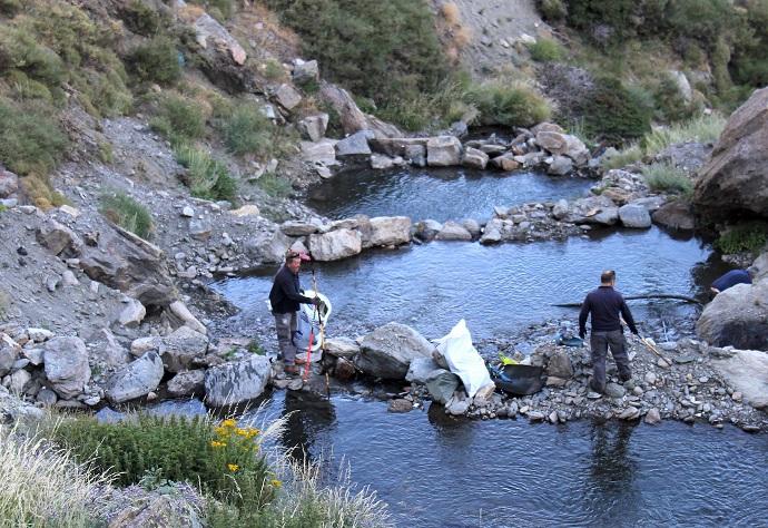 Recogida de residuos en el río Monachil, junto a la estación. 