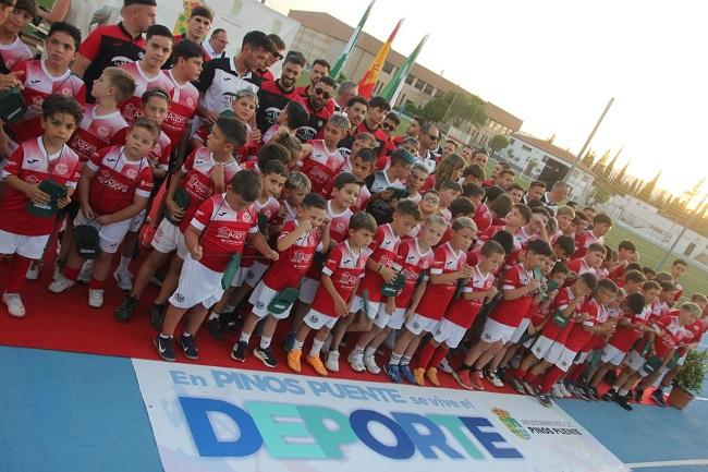 Pequeños y chavales de los clubes deportivos de Pinos Puente.