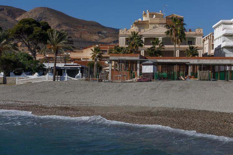 Vista de las obras del chiringuito y los cambios que estos trabajos están provocando en la playa.