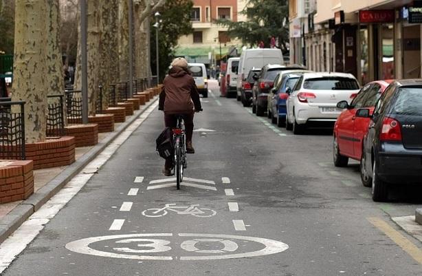 Ciclista por una vía urbana. 