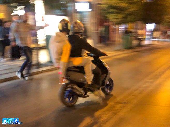 Imagen del ciclomotor fugado en la que se ve al pasajero tapando la matrícula.