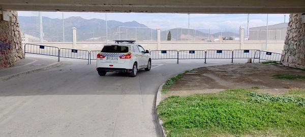 Salobreña ha cerrado tres accesos para canalizar el tráfico por el Sur y facilitar su control.