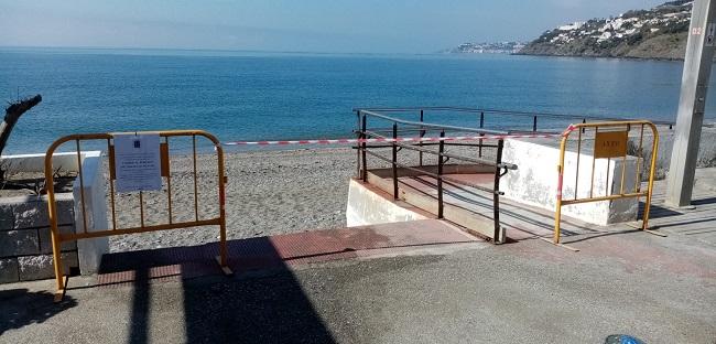 Imagen del acceso a las playas de Salobreña con la señalización de prohibición de paso.