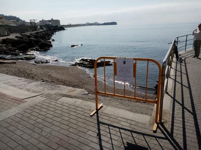 Señalización de prohibición de acceso a las playas de Salobreña.