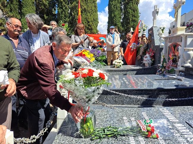 Antonio Martos, deposita un ramo de flores,en la tumban donde yacen los restos de su hermano y sus padres.