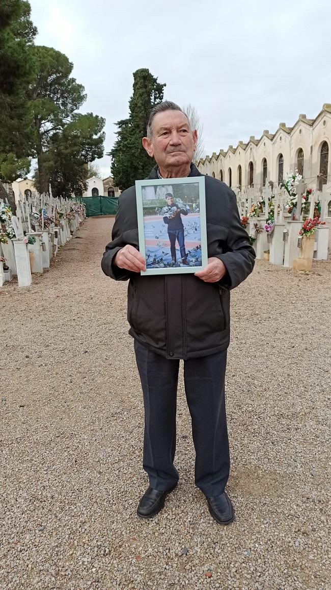 Antonio Martos con el retrato de su hermano.