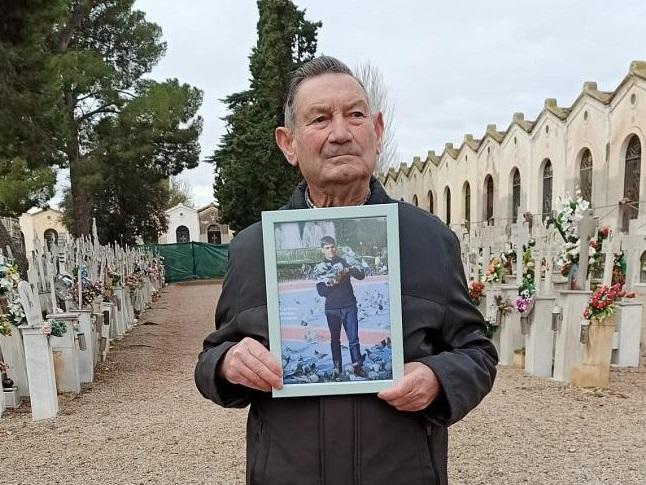 Antonio Martos, hermano de Cipriano, en el cementerio de Reus. 