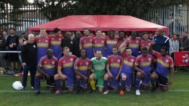 La plantilla del Clapton CFC, con la camiseta republicana.