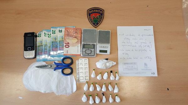 El detenido llevaba más de 37 gramos de cocaína. El detenido llevaba más de 37 gramos de cocaína.