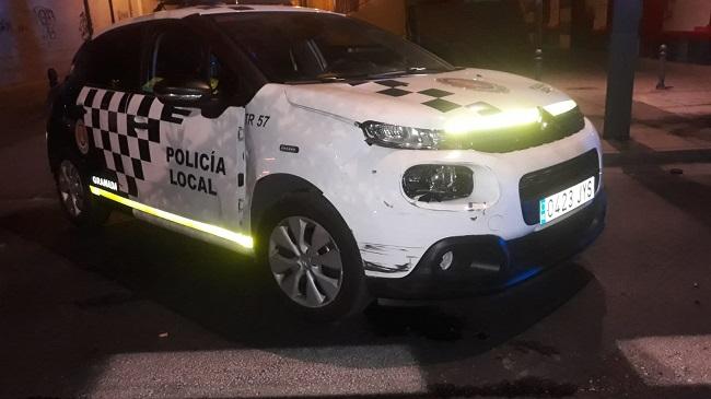 Uno de los vehículos policiales dañados en la persecución.