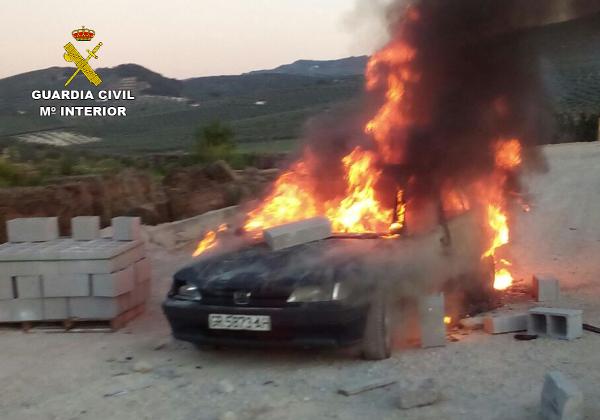 Coche del vigilante, ardiendo.