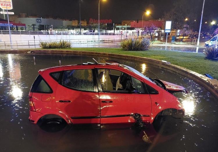 El vehículo siniestrado ha acabado en la fuente de la rotonda. 