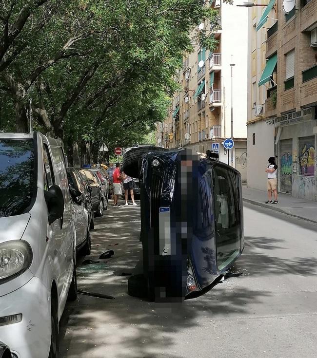 Vehículo volcado en la calle Halcón.