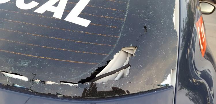 Daños en el vehículo policial. Daños en el vehículo policial.