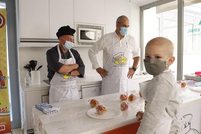 Uno de los pequeños hiospitalizados, en la primera clase de pastelería.