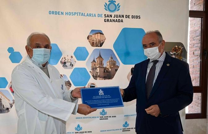 Jacinto Escobar entrega el premio al hermano José Luis Muñoz. 