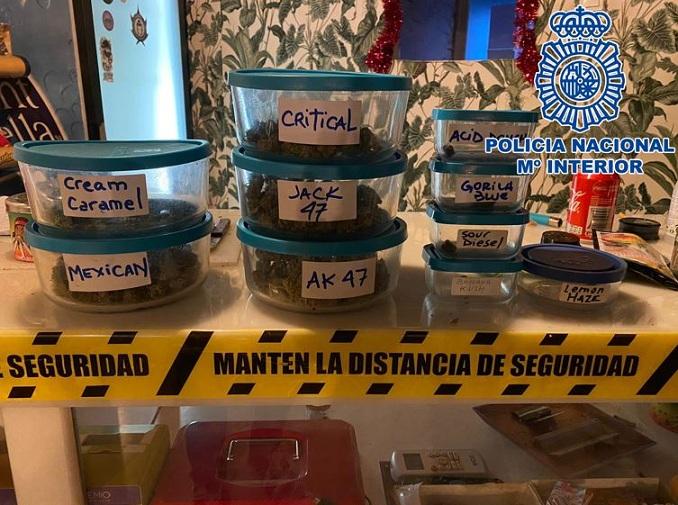 Diversos envases con droga intervenidos en los locales Diversos envases con droga intervenidos en los locales.