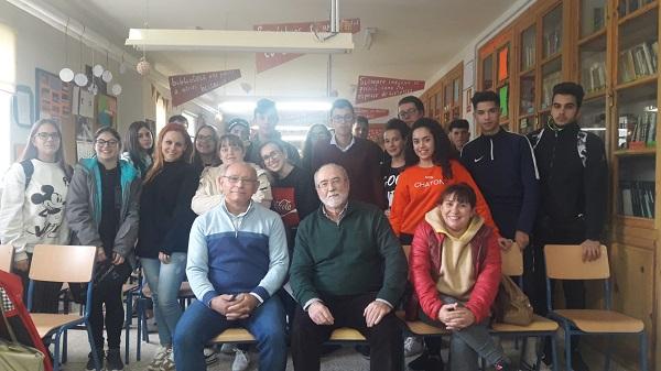 Paco Vigueras y Luis Ruiz, con los estudiantes del IES de Cogollos Vega.