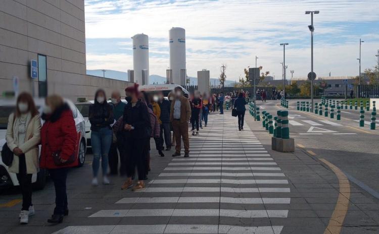 Colas este jueves en el Hospital del PTS para acceder a las consultas externas. En su cuenta de twitter, el San Cecilio informó de que "se trata de una incidencia puntual debida a un cambio en los sistemas de acceso que ya ha sido solventada".