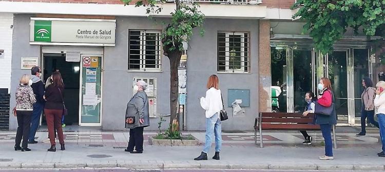 Colas en el centro de salud de Manuel de Góngora, este martes.