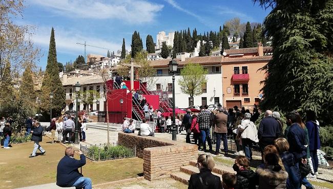 Colas para ver al Cristo de los Favores. 