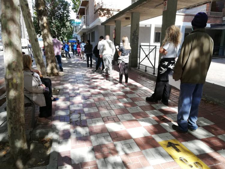 Colas a las puertas del centro de salud de Góngora. Colas a las puertas del centro de salud de Góngora.