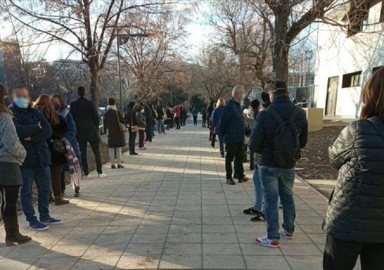 Colas de docentes aguardando para acceder al Pabellón de Fuentenueva. Colas de docentes aguardando para acceder al Pabellón de Fuentenueva.