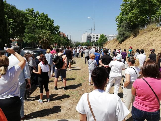 Colas de acceso, junto al recinto ferial, al vacunódromo del Parque Norte. Colas de acceso, junto al recinto ferial, al vacunódromo del Parque Norte.