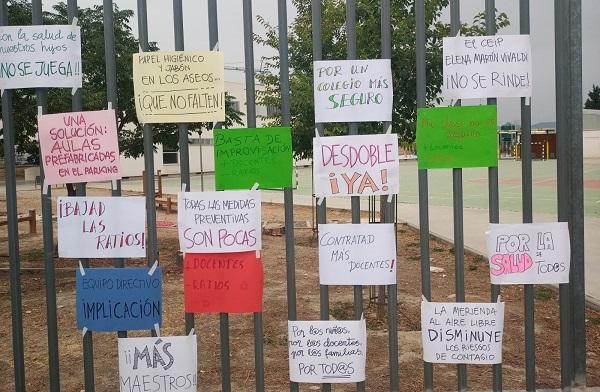 Carteles colocados en el centro reclamando desdobles y menos ratio. Carteles colocados en el centro reclamando desdobles y menos ratio.