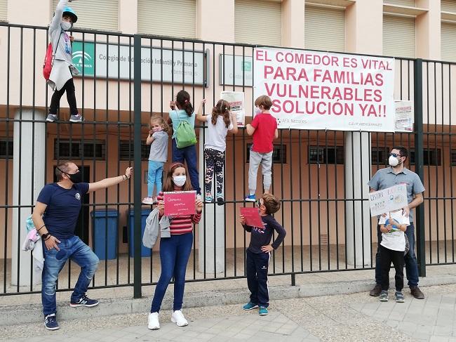 Familias y escolares han rodeado los colegios reclamando el restablecimiento del comedor.
