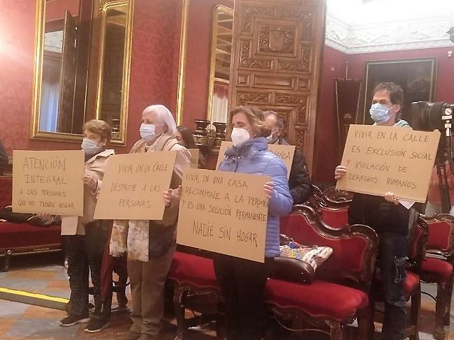 Representantes de los colectivos durante el pleno.