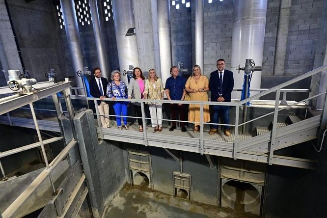 Autoridades en el edificio colector de aguas residuales. 