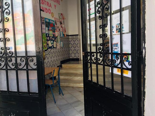Puerta entreabierta de un colegio. Puerta entreabierta de un colegio.