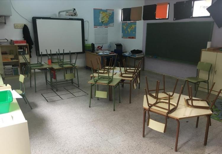 Aula vacía en el colegio de Bérchules. 