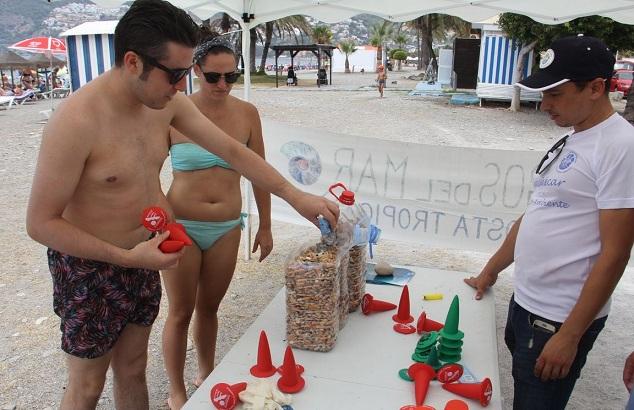 Entrega de colillas en la playa de La Herradura. 