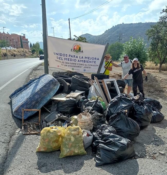 Voluntarios de la asociación junto a la basura retirada.