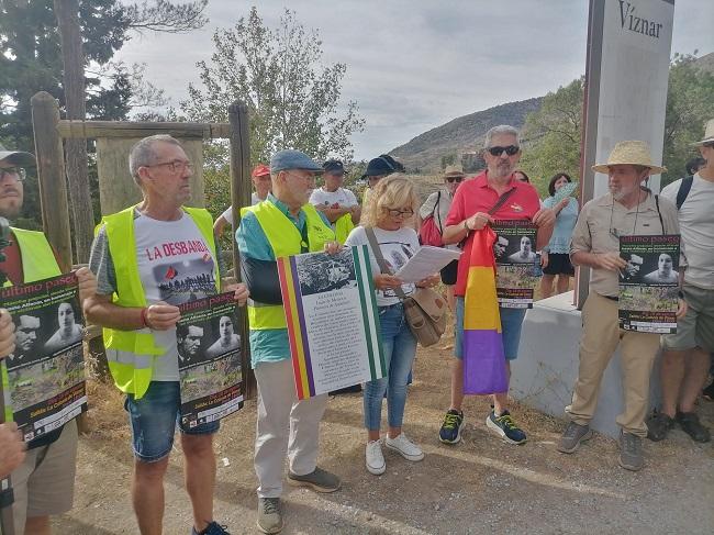 Los organizadores del Último Paseo volvieron a reivindicar que La Colonia de Viznar sea declarada Lugar de Memoria Histórica de Andalucía con una placa que todos los años arranca la extrema derecha.