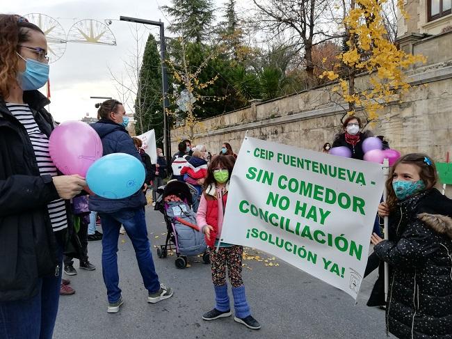 Detalle de la concentración celebrada este jueves a las puertas de la Junta.