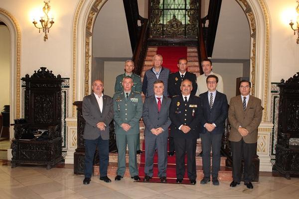 Foto de familia de los participantes en la reunión.