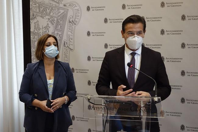 el alcalde, Luis Salvador, y la vicerrectora Margarita Sánchez.