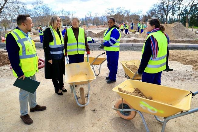 La alcaldesa y el edil de Participación y Mantenimiento, con trabajadoras del PFEA en el ferial.