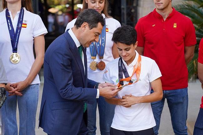 María Pérez, con Juan Manuel Moreno, en un homenaje a deportistas andaluces en octubre pasado.