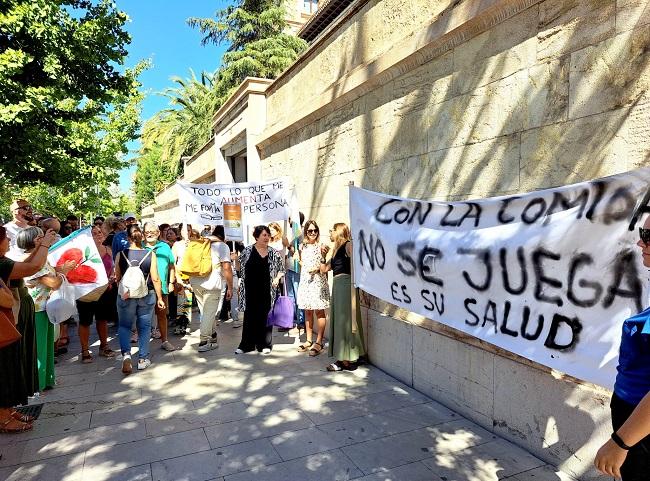 'Con la comida no se juega', se podía leer en la pancarta. 