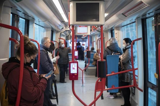 Usuarios del transporte público con y sin mascarilla en un autobús.