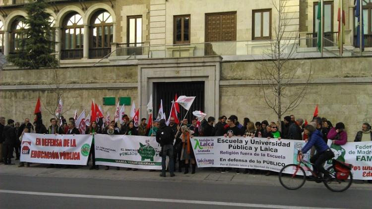 Concentración a las puertas de la Delegación de Educación.