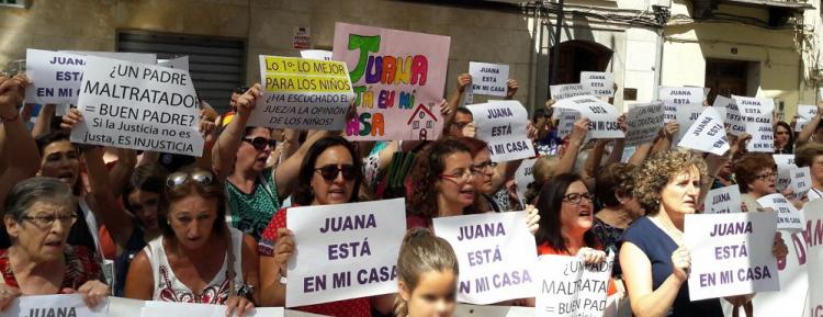 Una de las concentraciones de apoyo a Juana Rivas, en Maracena.