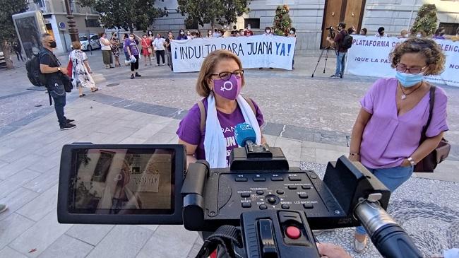 Paqui Fuillerat y Maylo Sánchez atienden a los periodistas durante la concentración.