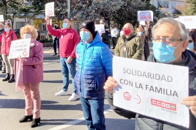 Detalle de la concentración este martes en recuerdo de la administrativa fallecida.